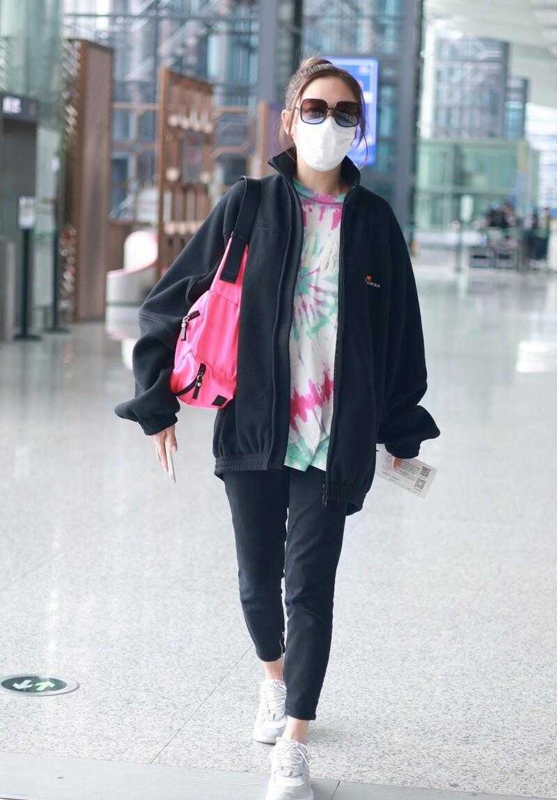 38岁的应采儿真会穿，一身黑色搭配彩色T恤，洋气不说还很高级