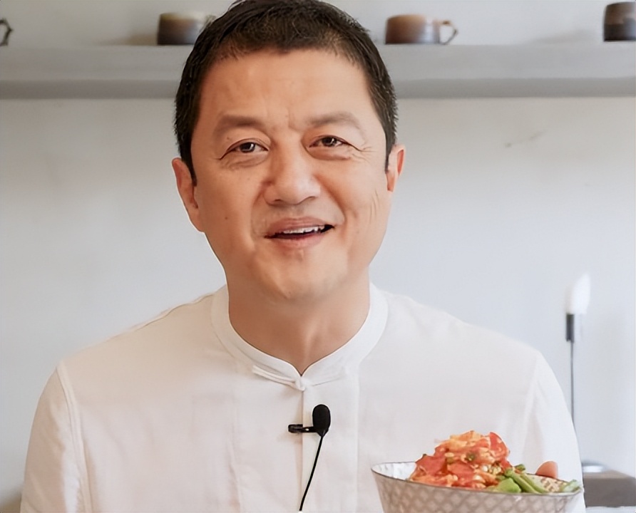 李亚鹏豪宅古法过夏至，头发稀疏老态尽显，网友：别作妖