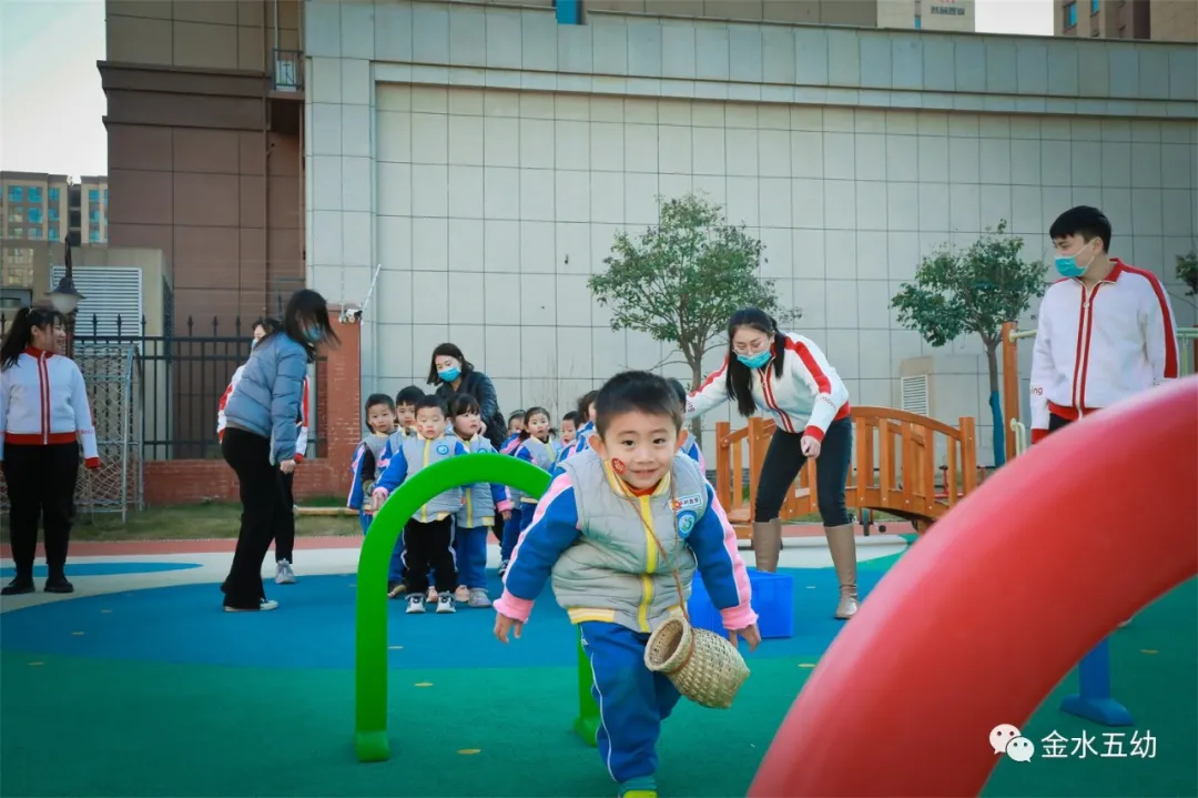 小学生足球队入场词(享运动•健体魄•悦童心—金水五幼教育集团“趣味运动周”纪实)