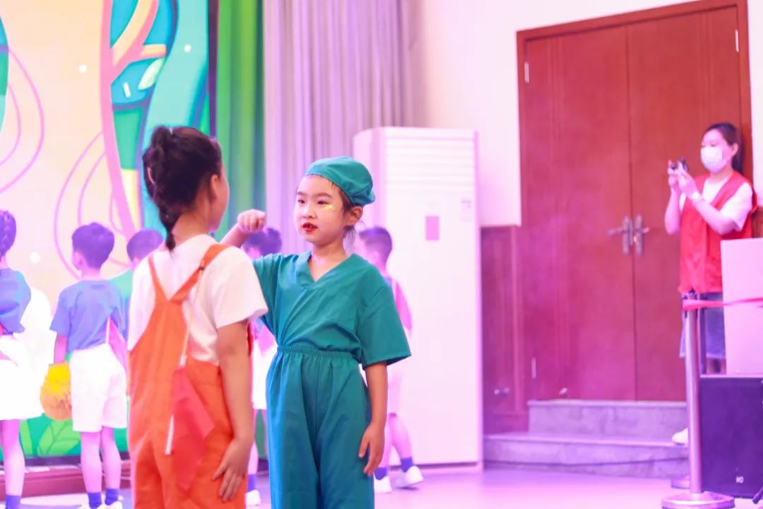 天府新区华阳实验小学举行“童星耀五月·艺术绽花开”群舞比赛