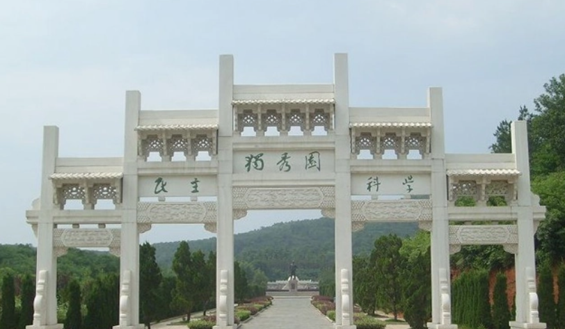 陈独秀不肯去延安，晚年归隐江津，临终前对潘兰珍说：我对不起你