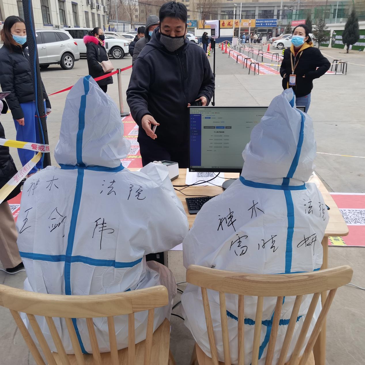 助力社区防疫 党员志愿先行——神木市法院执行工作局党员志愿者下沉社区充实核酸检测工作力量