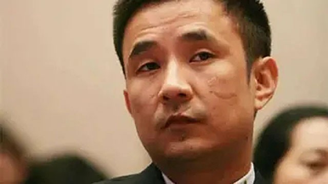 前江西首富欠下700亿，套现61亿带女星出逃，父亲受打击因病去世