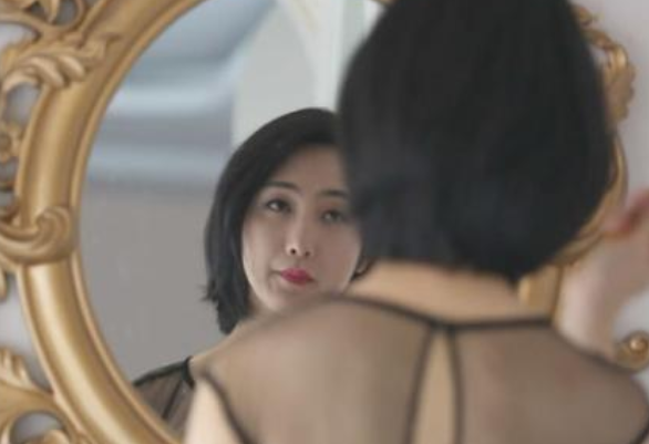 “背母上学”感动中国的刘霆，10年后变成美女，不少网友表示理解