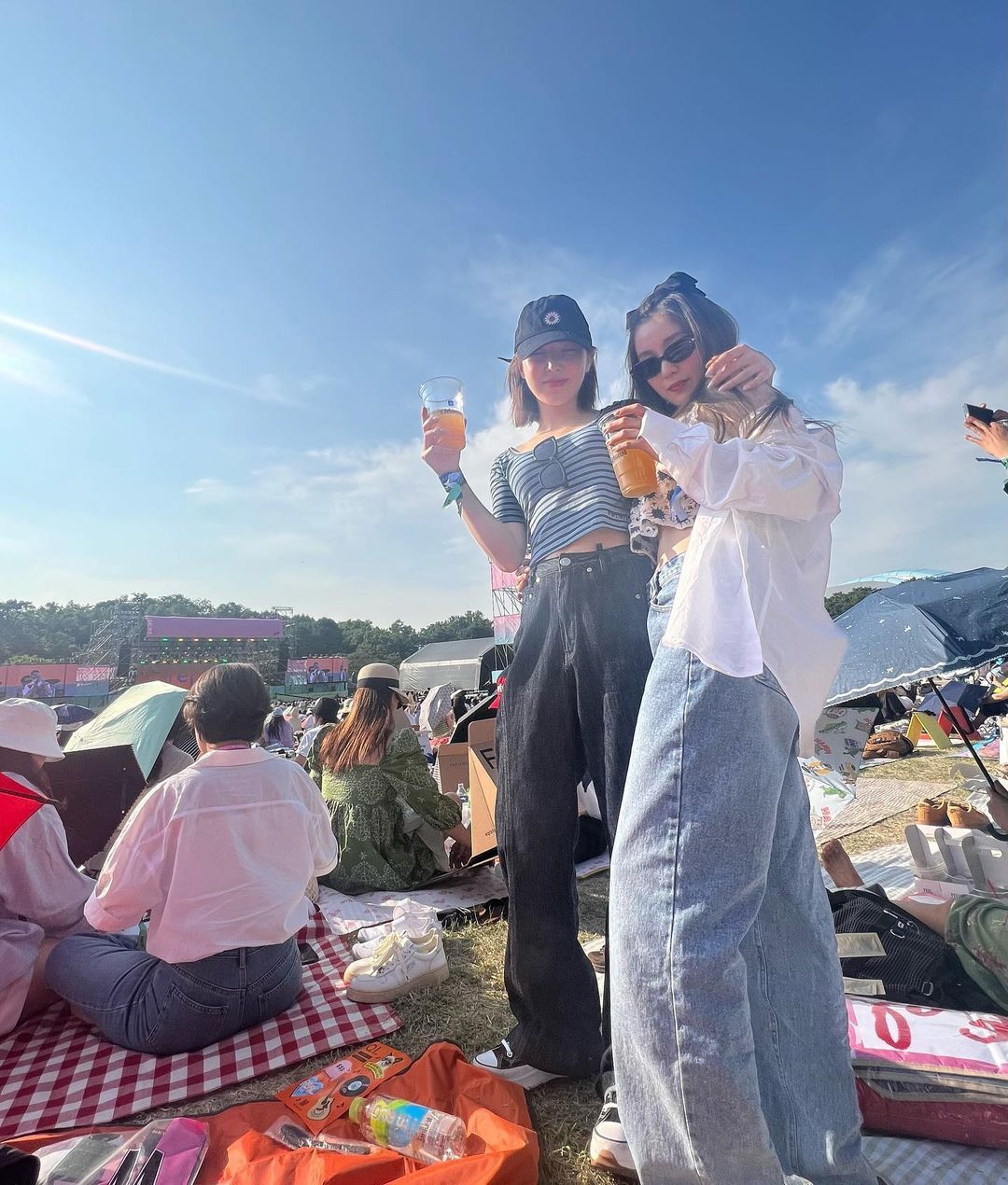 Wendy和Irene，喝着啤酒搭着肩，享受夏天，享受首尔爵士音乐节