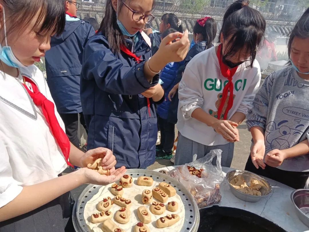 天府新区大林小学开展“春耕节”和“春意VS烟火”劳动实践活动