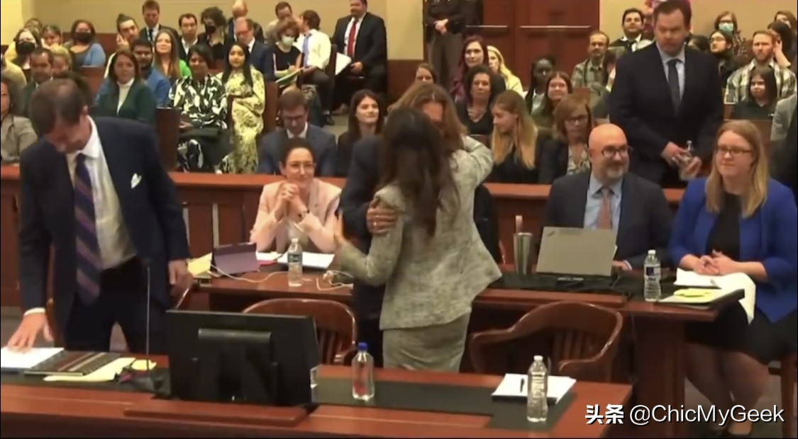 德普爆新恋情？和美女律师法庭咬耳朵暧昧对视，疯传燃爱火