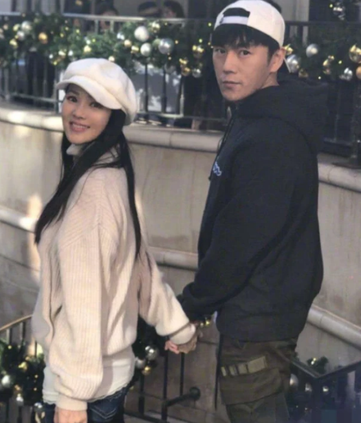 伊能静晒一家三口迎接圣诞，小米粒开心歌唱，正脸曝光像爸爸秦昊