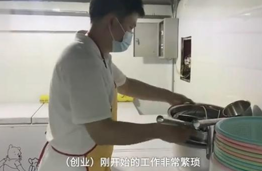 华中师范大学研究生，在夜市摆摊卖鸡爪，只因学了“天坑”专业