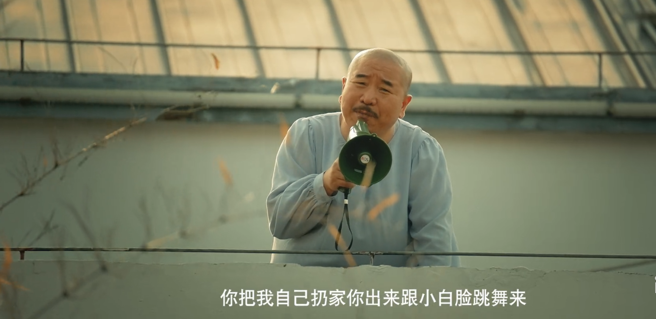 没想到，王小利一部网大能抄袭三部经典，赵本山的招牌被消耗光了