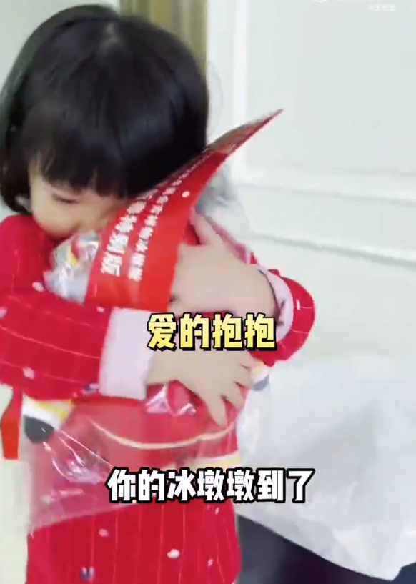 王祖蓝晒俩女儿萌态，天韵和妹妹分享冰墩墩，可爱懂事越长越漂亮