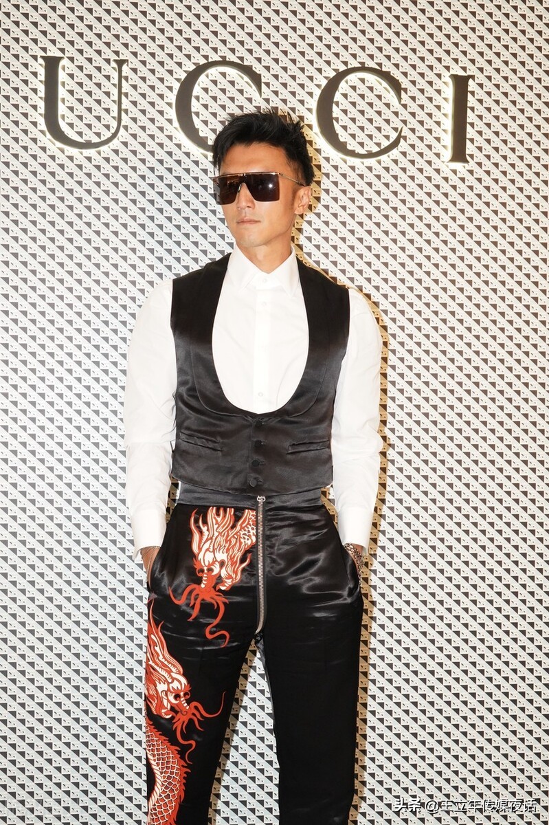 谢霆锋GUCCI旗舰开幕：白衬衫黑马甲，复古有型