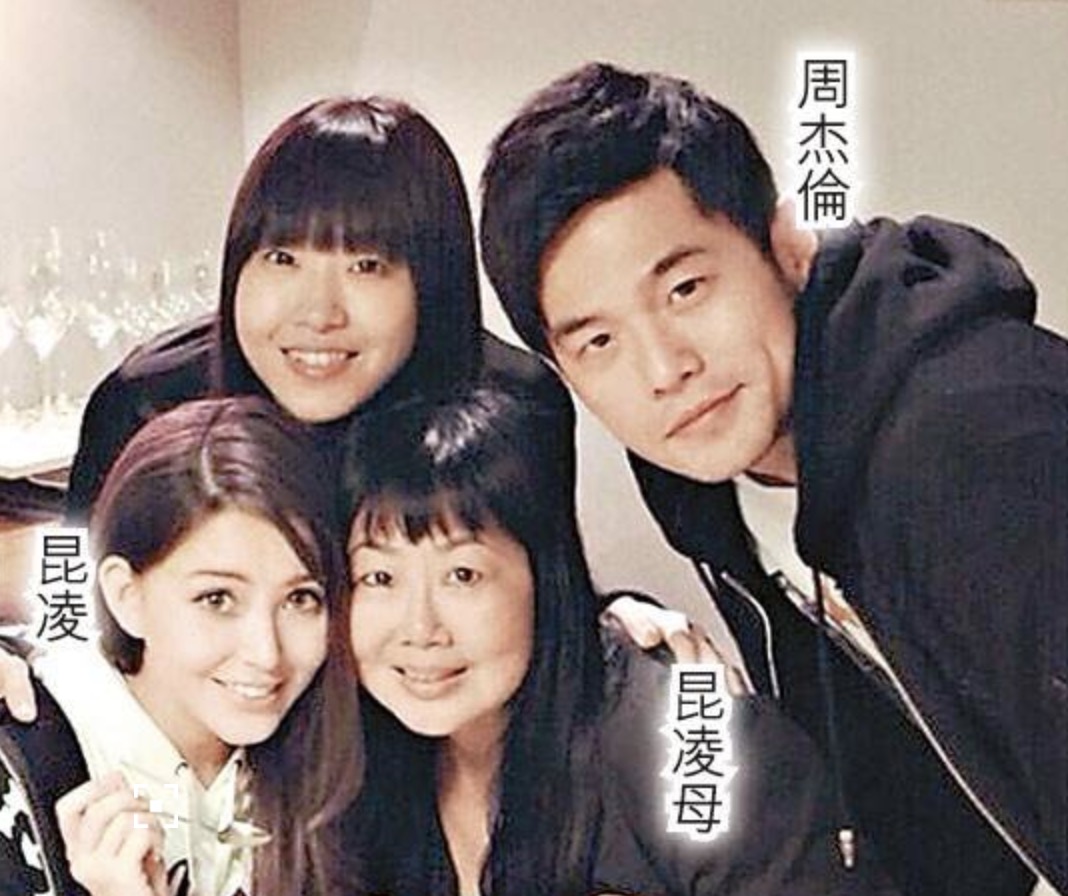 昆凌怀孕6个月收到母亲的月子餐书籍，幸福感慨有妈的孩子像个宝