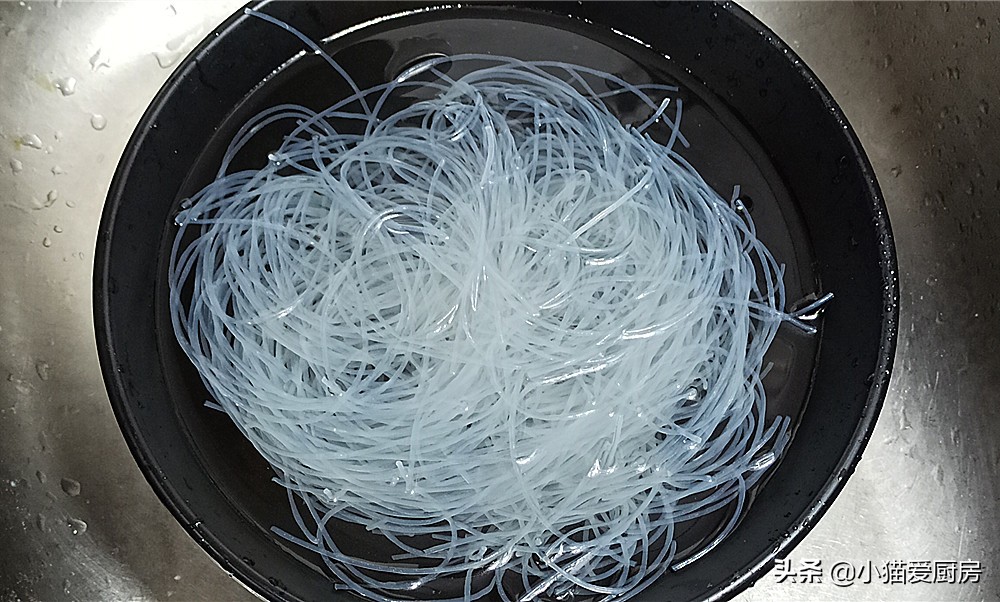 用蒜蓉粉丝蒸煲生蚝，3斤都不够吃，鲜嫩多汁入口那一刻太过瘾了