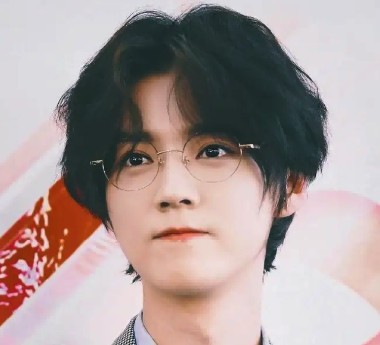 同样是“眼镜造型”，把肖战王一博和吴启华放一起，差距就出来了