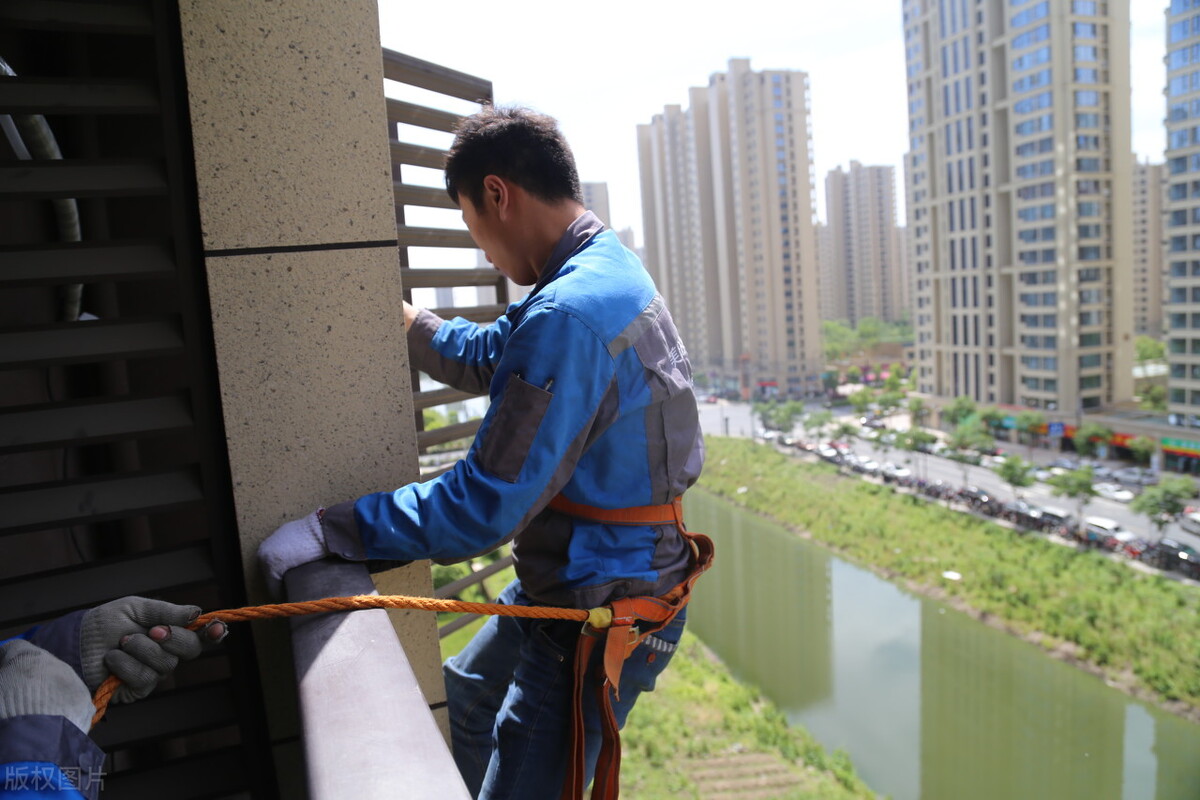 男子上门回收旧物时坠亡，家属起诉索赔53万，如今法院判了