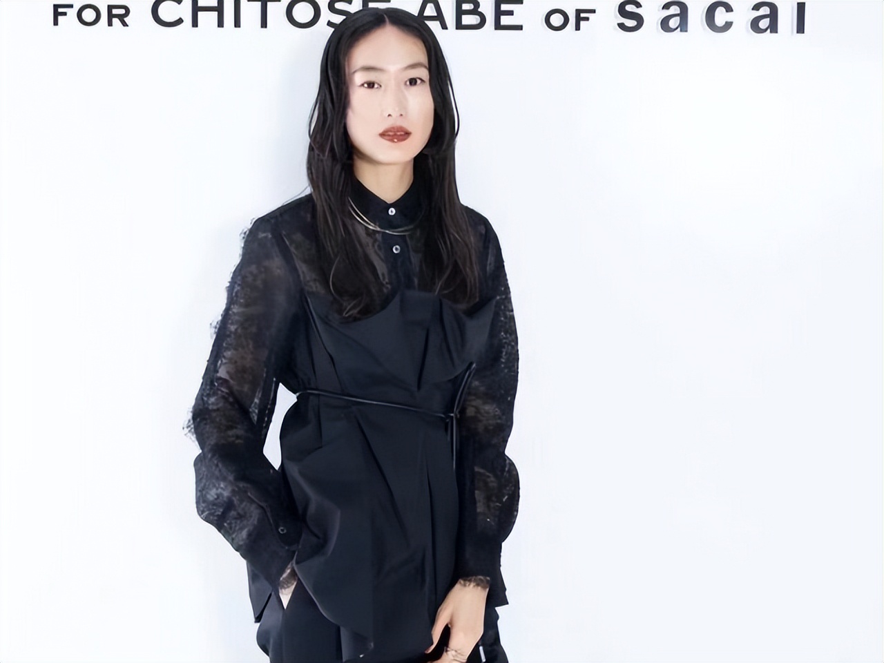 陈冠希夫妇带娃出席活动，女儿穿花裙子超可爱，秦舒培超模范抢眼