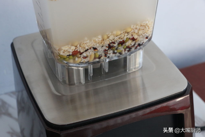 在家打豆漿，有必要泡豆子嗎？教你正確做法，豆漿香濃細膩豆渣少
