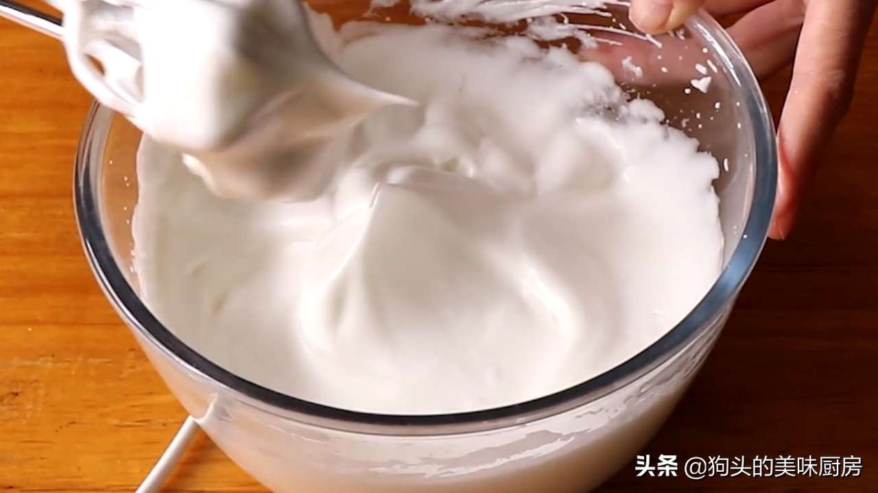 圣诞吃蛋糕，不用烤箱也能做，方法简单，孩子爱不释手，一看就会