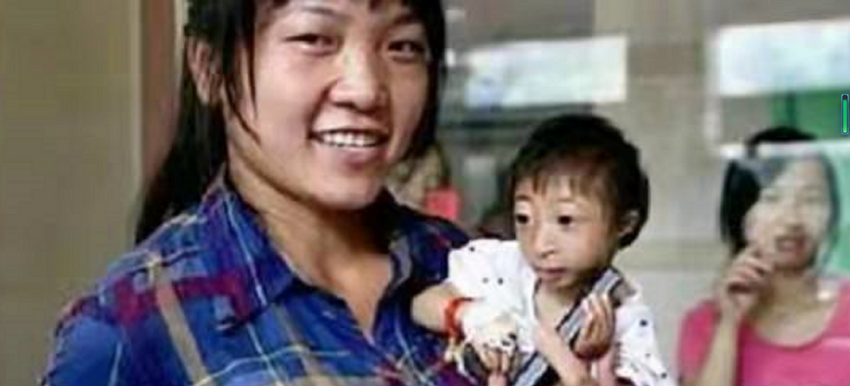 2009年，湖南女子生下重2斤“小猴子”，坐出租车被拒载：坐不下