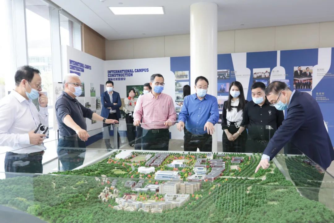 青山控股集团一行来访温州肯恩大学