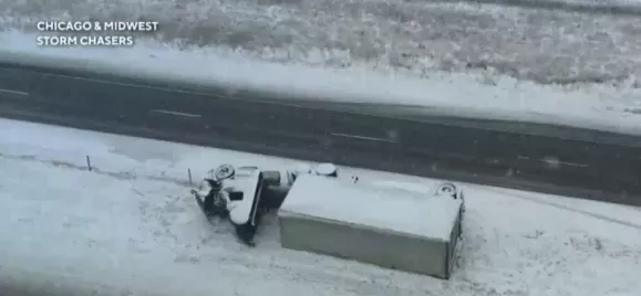 女大学生实名举报辅导员性侵，涉事高校回应【看世界·新闻早知道】