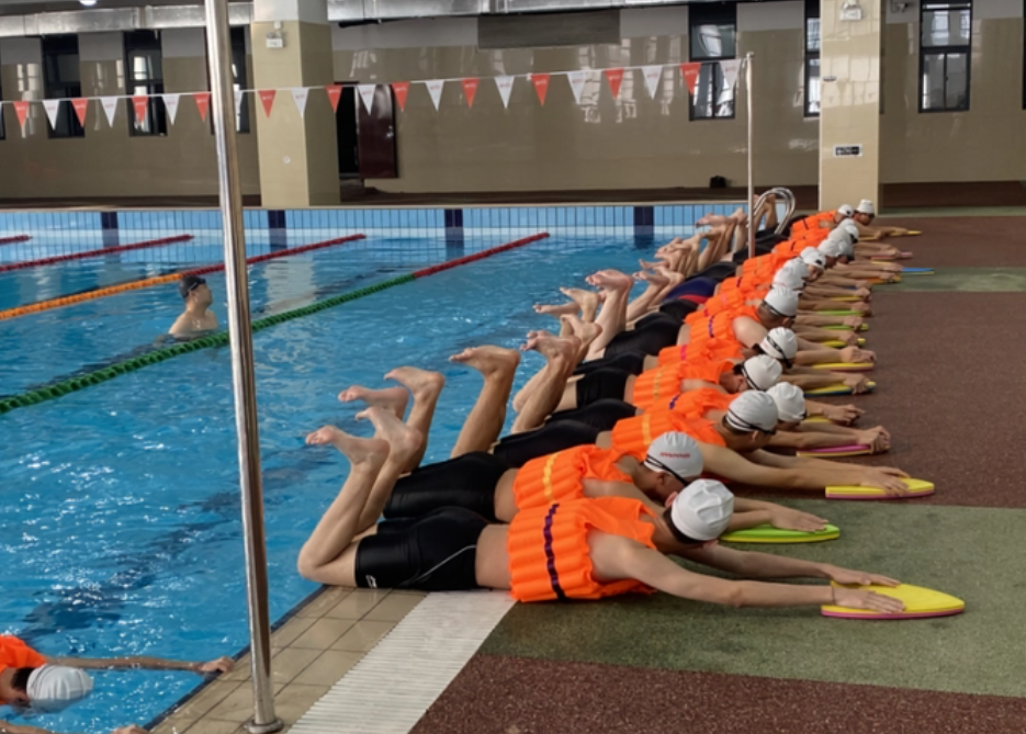 四川某高校女生举报，男生公然进“女泳池”潜水，校方作出回应