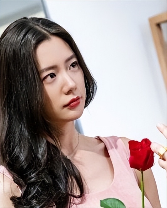 电影上线排榜第二，贾冰化身“冒牌财神爷”，最耐看的还属克拉拉