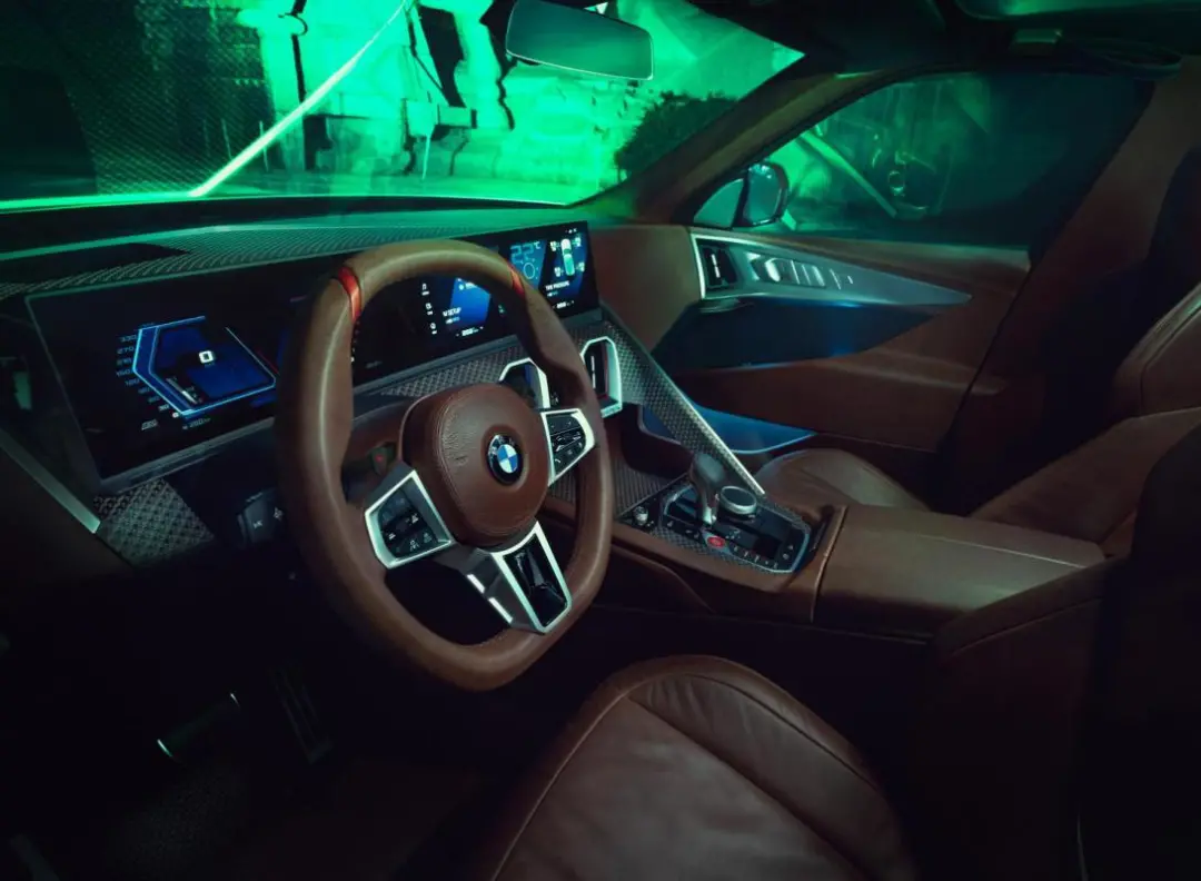 搭载4.4T V8发动机,750马力,外形超科幻,承前启后