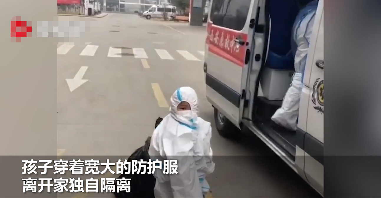 西安3岁萌娃独自隔离，穿着宽大的防护服频频回头，背影让人心疼