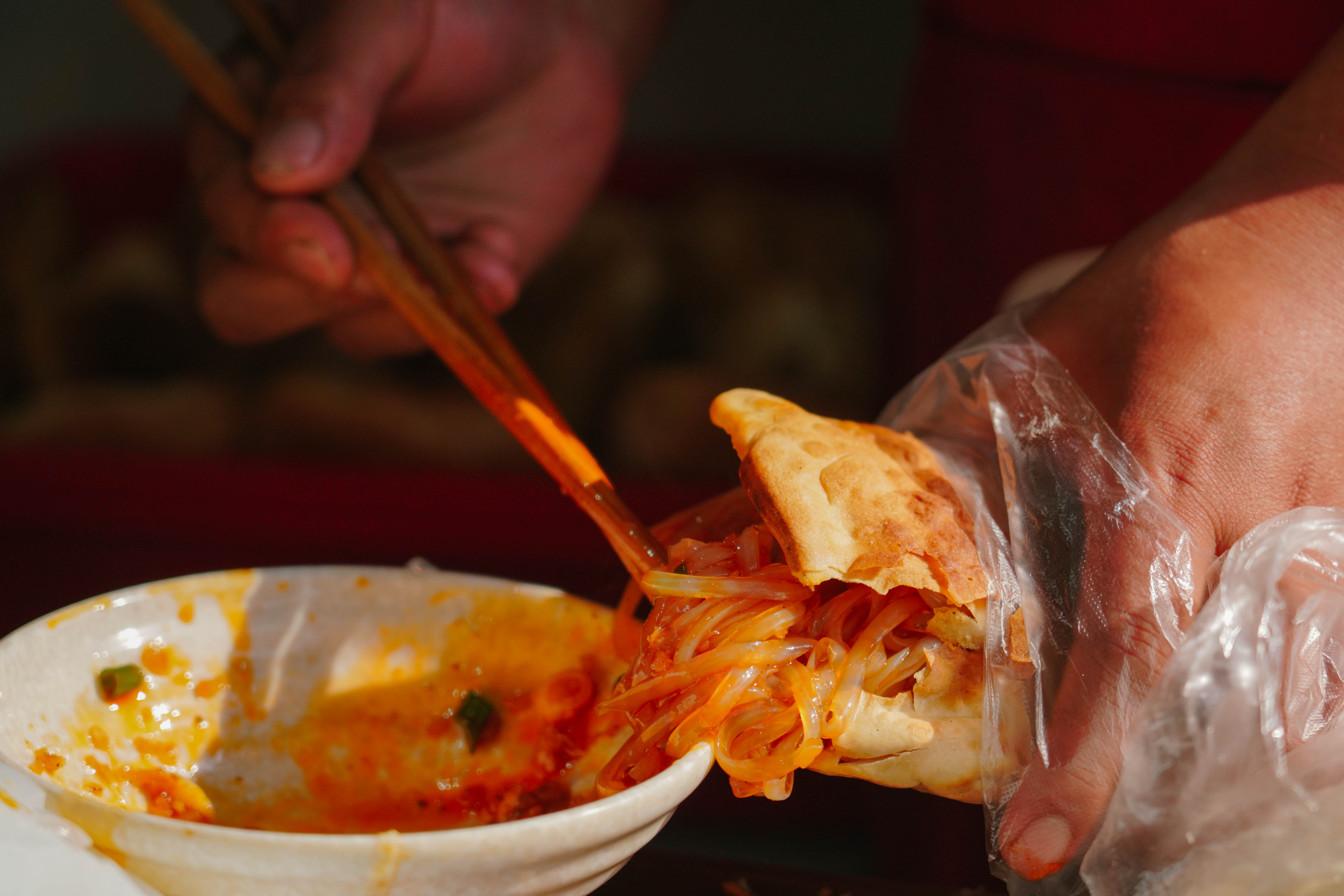 几乎每个人第一想到的就是方锅盔,锅盔里夹着中华名小吃"川北凉粉",让