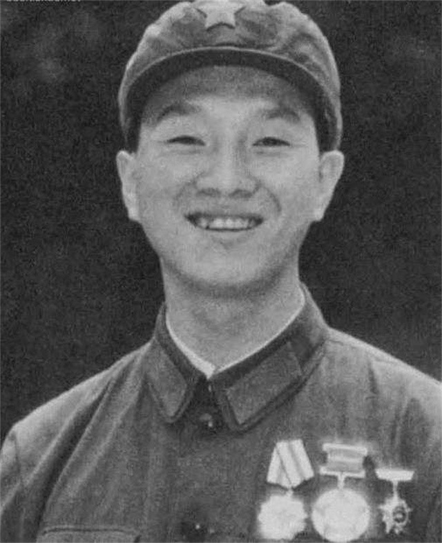 1979年，刚入伍52天的新兵就获一等功，后来升至什么军衔？