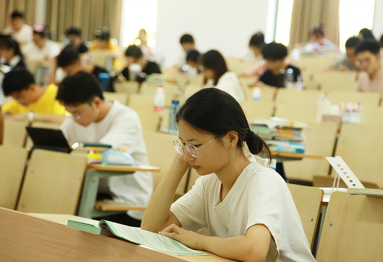 普通家庭培养一名大学生，4年要花费多少钱？最少也得20万起步