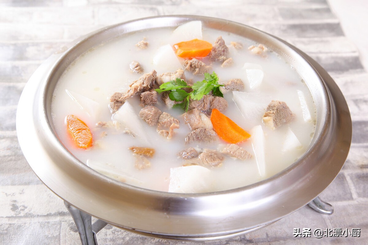 炖羊肉用料太多，难怪不好吃！只需2样料，羊肉鲜嫩，汤也美味