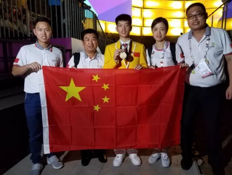 广东小伙初中毕业上职高，19岁靠砌墙成世界冠军，却拒绝百万年薪