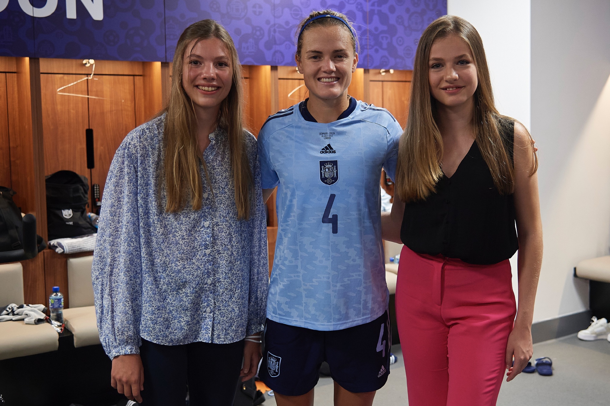 莱昂诺尔公主穿搭颠覆了！荧光粉阔腿裤参加活动，一般人驾驭不了