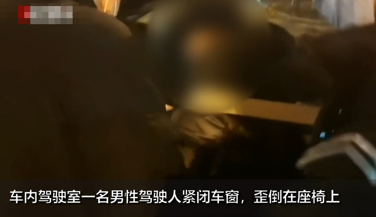 湖北一司机路口等红灯睡着半小时，被民警叫醒后直接踩油门差点把民警带走，警方：系酒驾，将吊销驾驶证