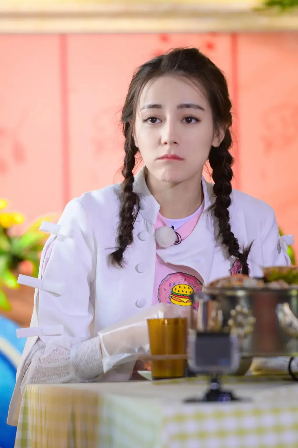 8位明星童年照曝光,肖战完全认不出,杨幂和关晓彤从小美到大