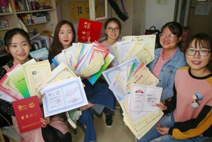 有点亏，博士最快28岁才能毕业，大学生想考编进体制内得抓紧了