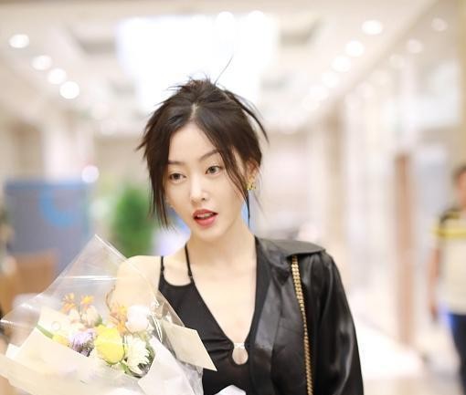 张天爱瘦得好过分，穿短裤的样子特别时髦，气质感觉没睡醒