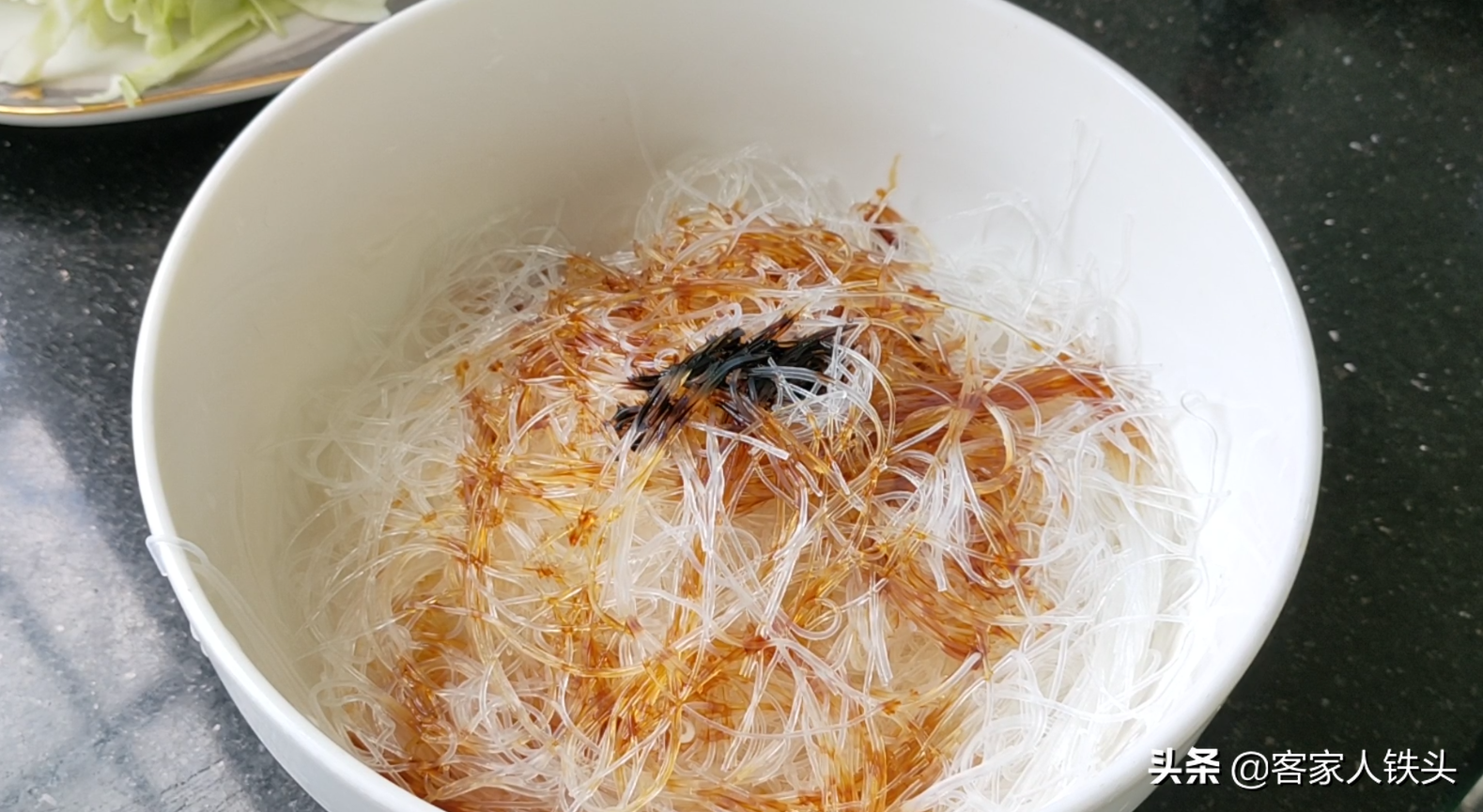 炒粉丝易起坨？小技巧教给你，3把粉丝炒一锅，喷香弹牙入味好吃