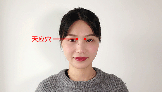 睡前玩手机，应该开灯还是关灯？选错，小心损伤视神经