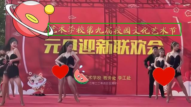 湖北一学校元旦晚会引热议，学生跳舞有些大胆，网友：真的不冷吗