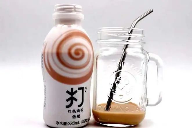 8款减糖即饮奶茶对比，这两款原料品质高，口感更好