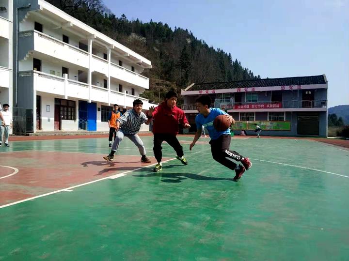 贵州凯里寒假篮球比赛哪里有(“摆摊篮球少年”石学念，时隔一年多再度走红网络，他到底有多牛)