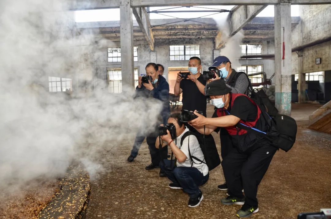 用镜头记录匠心︱邹城市摄影家协会走进孔府家酒