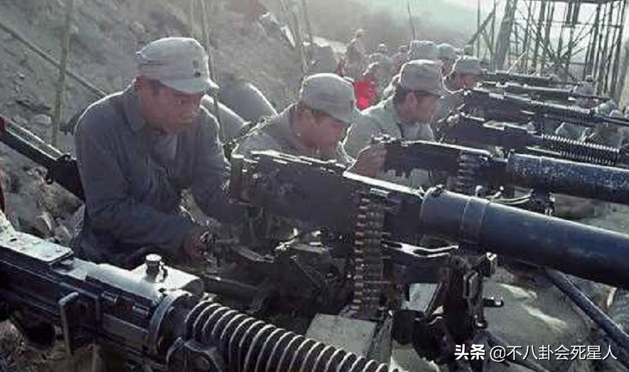 抗日剧变矫情？涂发胶抹口红，白面烧饼还嫌弃，对得起以前战士吗