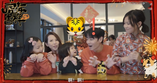 张晋一家五口拜年，俩女儿漂亮开朗像妈妈，儿子虎头虎脑像爸爸