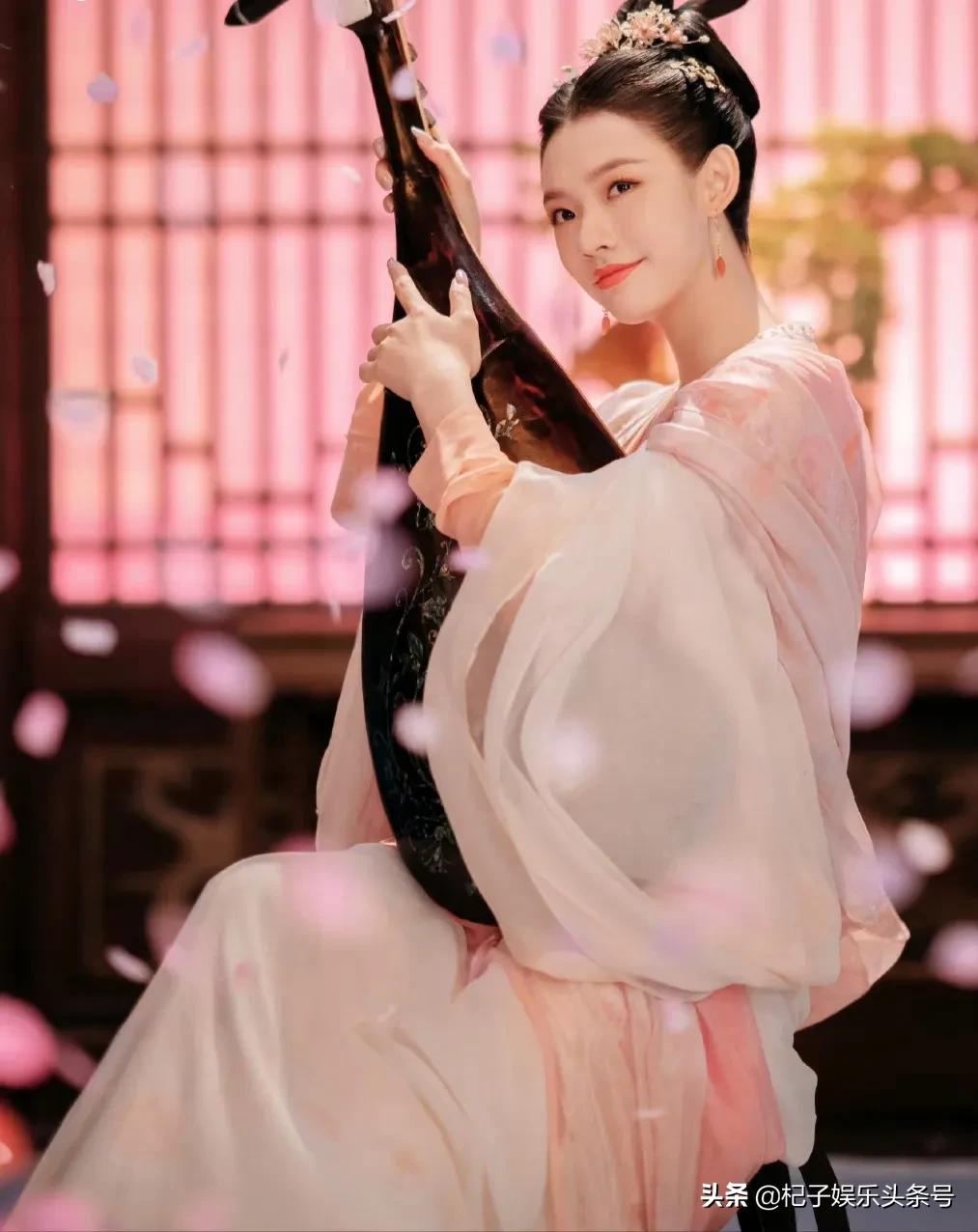 同样是弹琵琶，把周洁琼和林允放在一起对比，差别就出来了