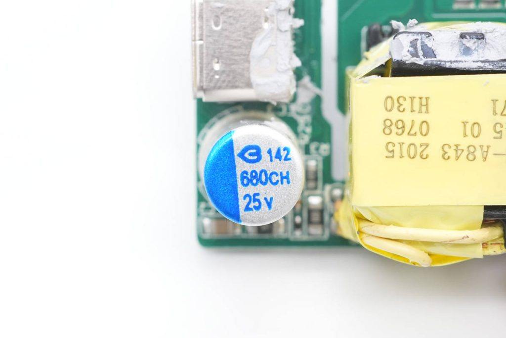 拆一款苹果官方合作品牌30W PD快充充电器，顶配iPhone 13全速充电